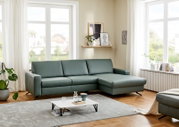 Grüne Longchairkombination Beldomo Premium PERFECT-L in einem modernen Wohnzimmer, seitliche Perspektive.
