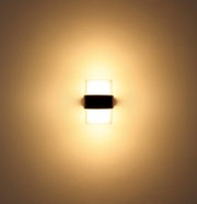 LED-wandlamp voor buiten, aan de voorkant aan de muur bevestigd, met een warme lichtkleur.