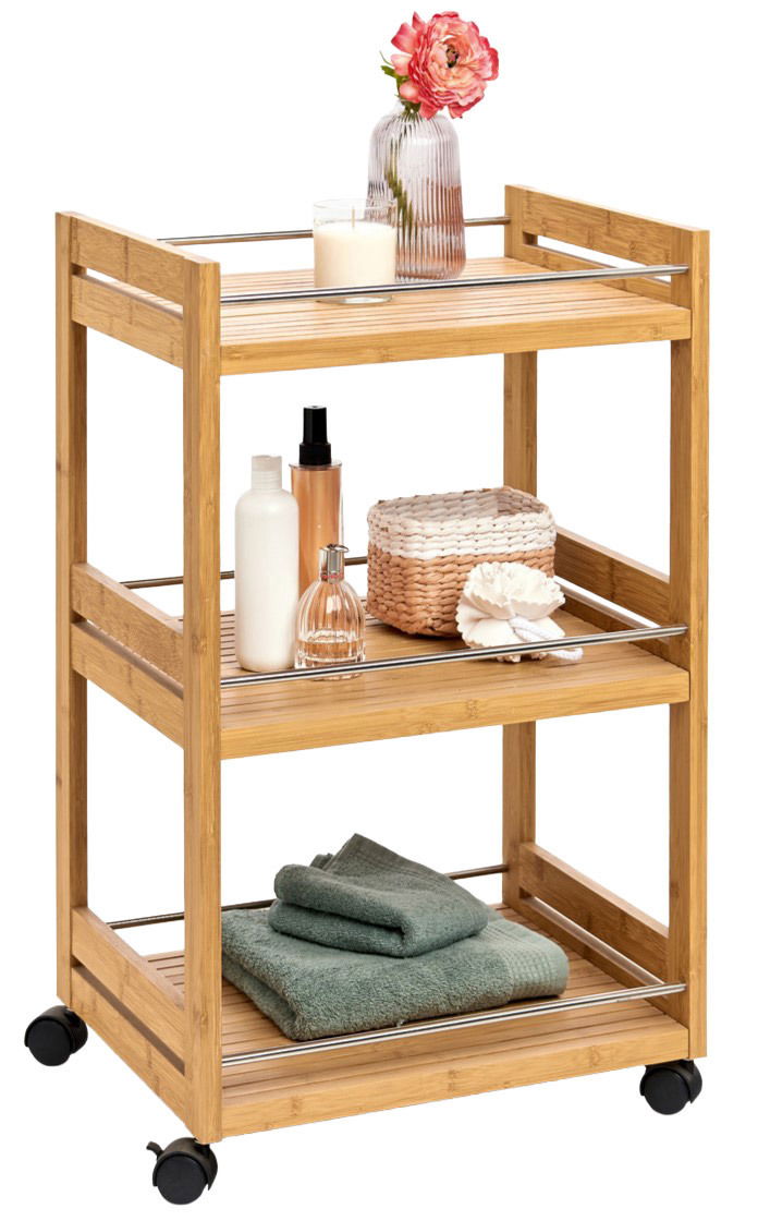 Rollwagen aus Holz mit drei Ebenen, dekoriert mit Handtüchern, Flaschen und einer Vase mit Blume, seitliche Perspektive