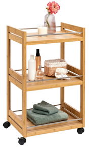 Rollwagen aus Holz mit drei Ebenen, dekoriert mit Handtüchern, Flaschen und einer Vase mit Blume, seitliche Perspektive