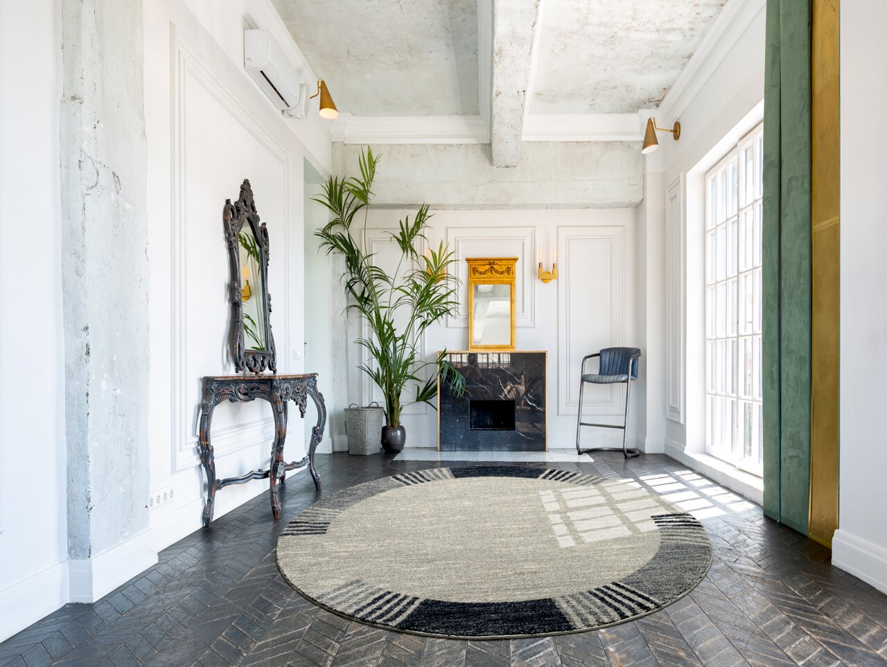 Moderner Frisé-Teppich in einem stilvollen Wohnzimmer mit Blick auf den Teppich von oben, umgeben von eleganten Möbeln und Pflanzen.