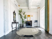 Moderner Frisé-Teppich in einem stilvollen Wohnzimmer mit Blick auf den Teppich von oben, umgeben von eleganten Möbeln und Pflanzen.