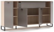 Modernes Sideboard/Kommode in Holzoptik mit grauen Fronten und schwarzen Metallfüßen, mit offenen Türen und sichtbaren Regalfächern, Frontansicht leicht schräg von links