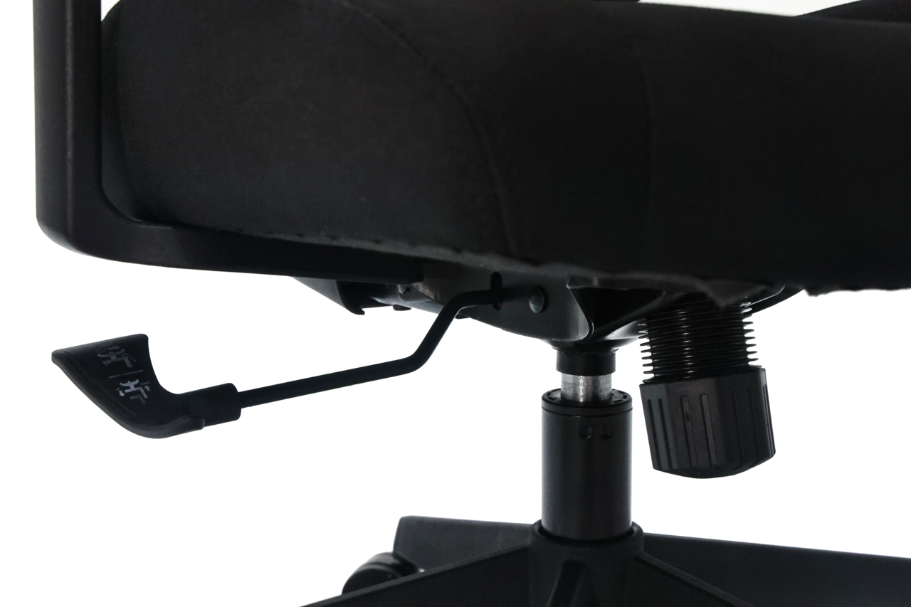 Nahaufnahme eines schwarzen Drehstuhls von unten, zeigt die Mechanik und Hebel zur Höhenverstellung.