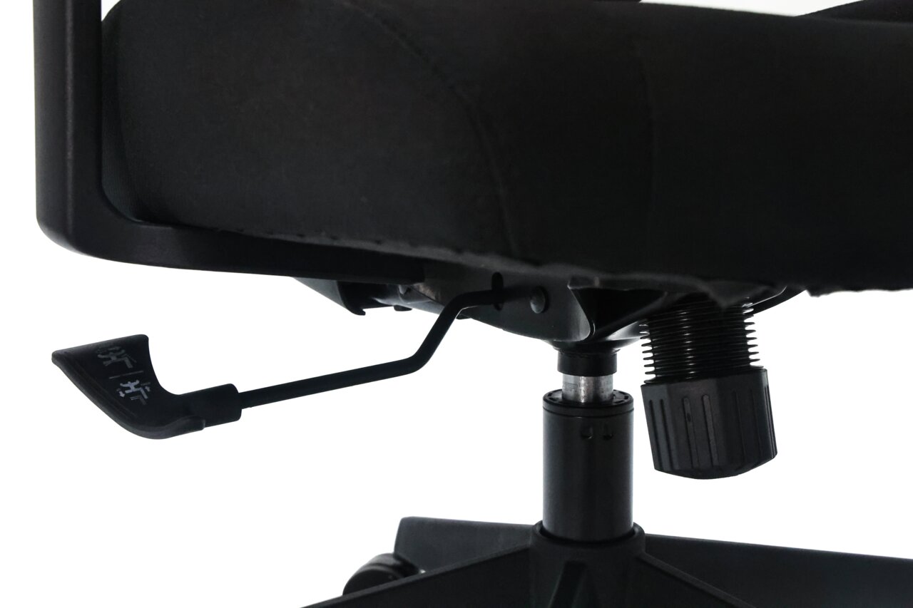 Nahaufnahme eines schwarzen Drehstuhls von unten, zeigt die Mechanik und Hebel zur Höhenverstellung.