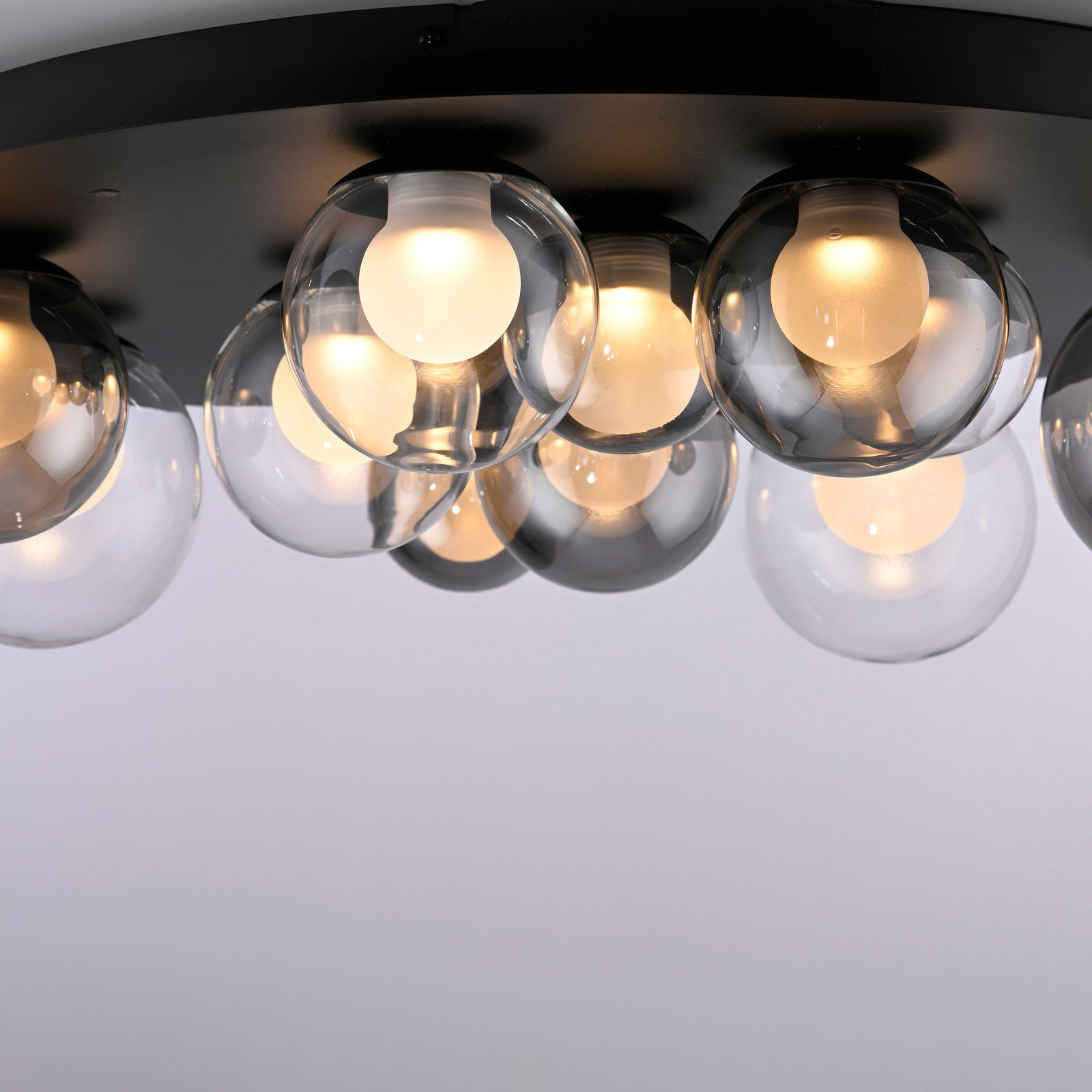 LED-Deckenleuchte mit mehreren leuchtenden Glaskugeln, seitliche Perspektive