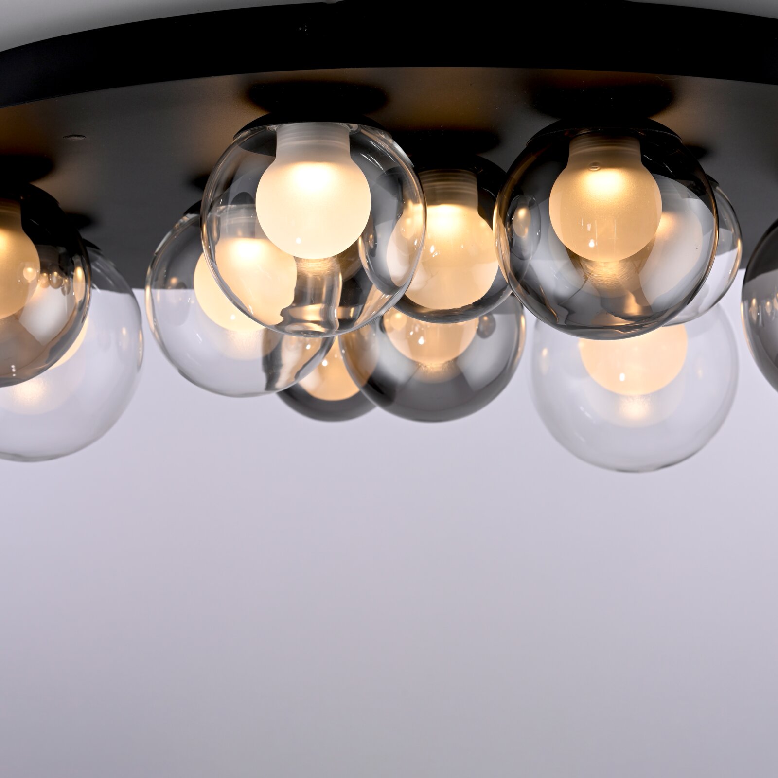 LED-Deckenleuchte mit mehreren leuchtenden Glaskugeln, seitliche Perspektive