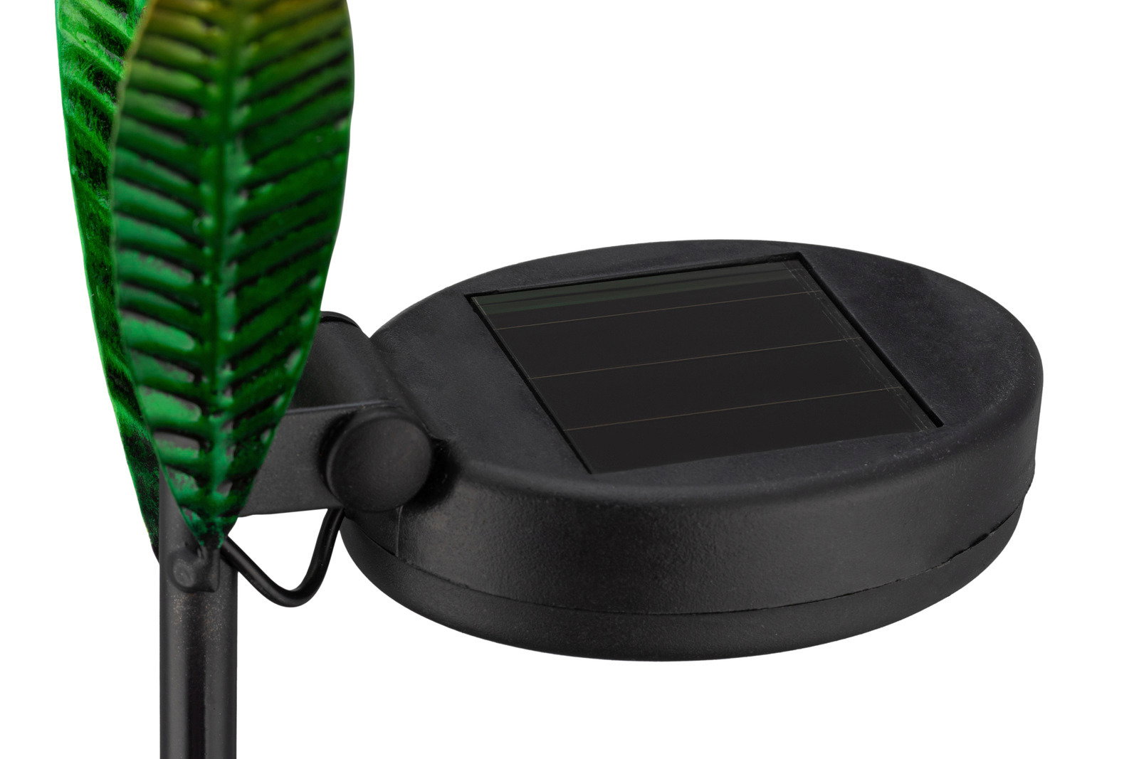 Nahaufnahme einer Solarleuchte mit grünem Blattdesign und schwarzem Solarpanel, seitliche Perspektive.