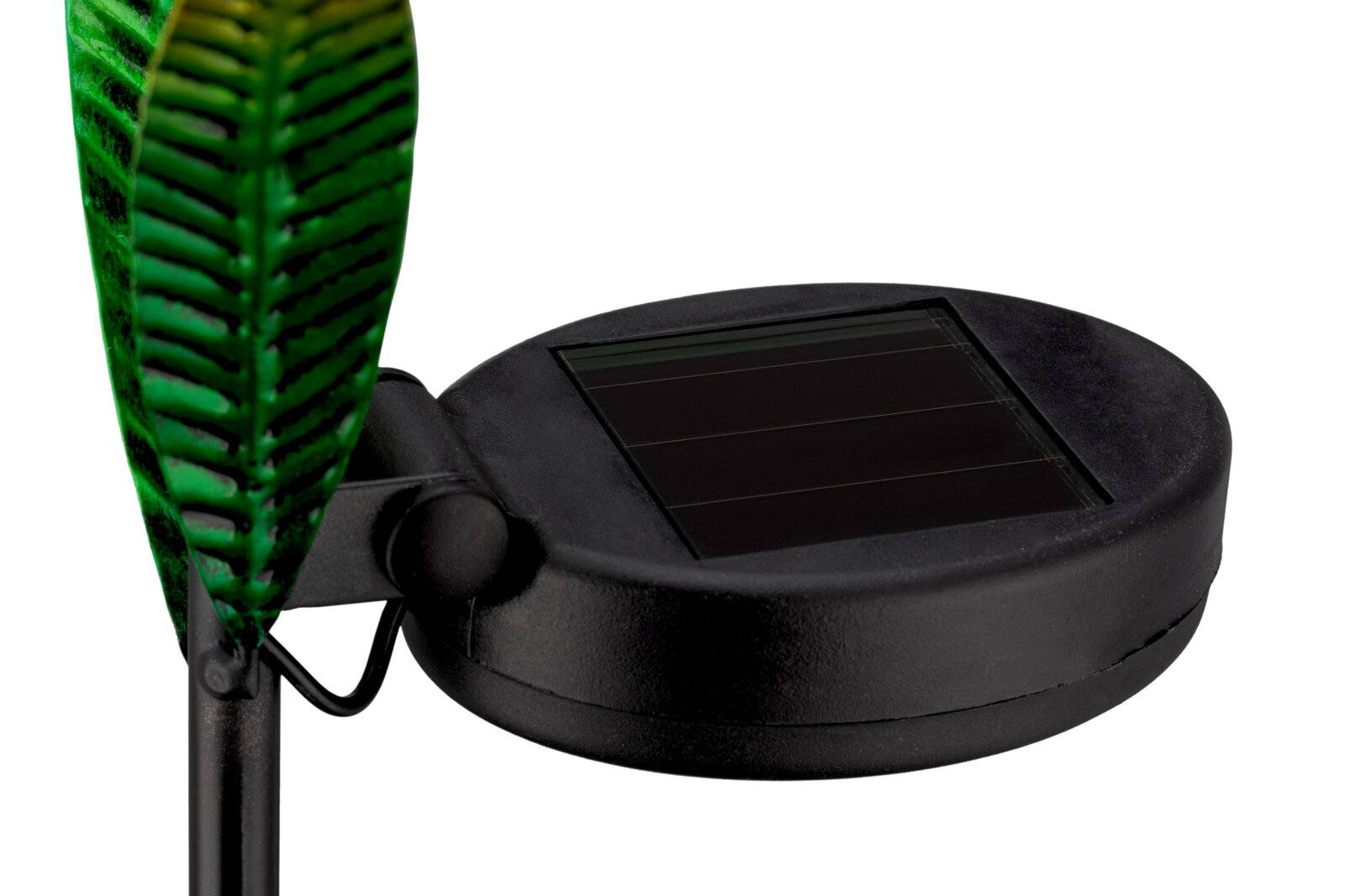 Close-up van een zonne-lamp met een groen bladmotief en een zwart zonnepaneel, gezien vanaf de zijkant.