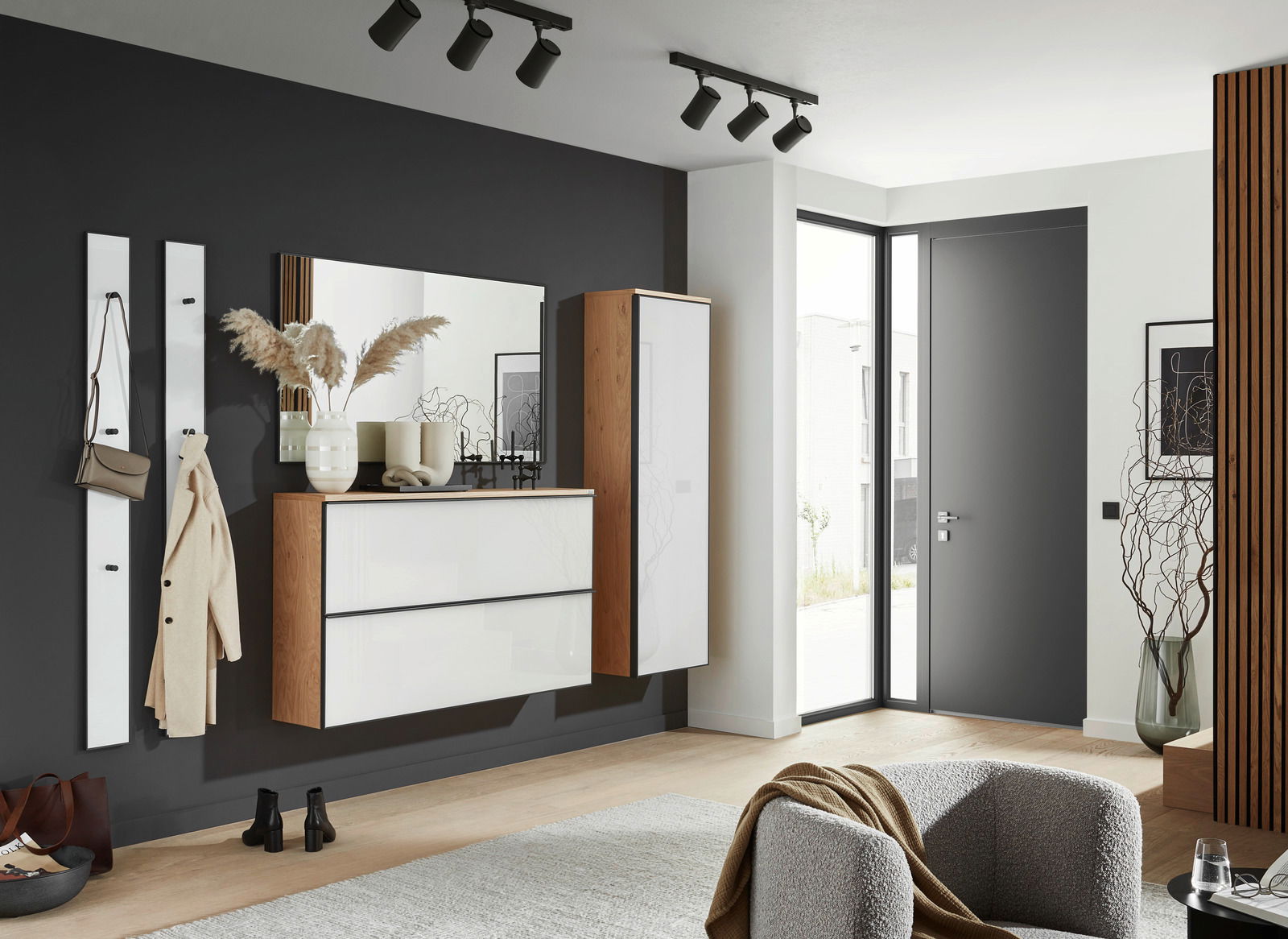 Modernes Garderoben-Set in einem stilvollen Eingangsbereich mit hängendem Schrank, Spiegel und Dekorationen, seitliche Perspektive.