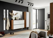 Modernes Garderoben-Set in einem stilvollen Eingangsbereich mit hängendem Schrank, Spiegel und Dekorationen, seitliche Perspektive.