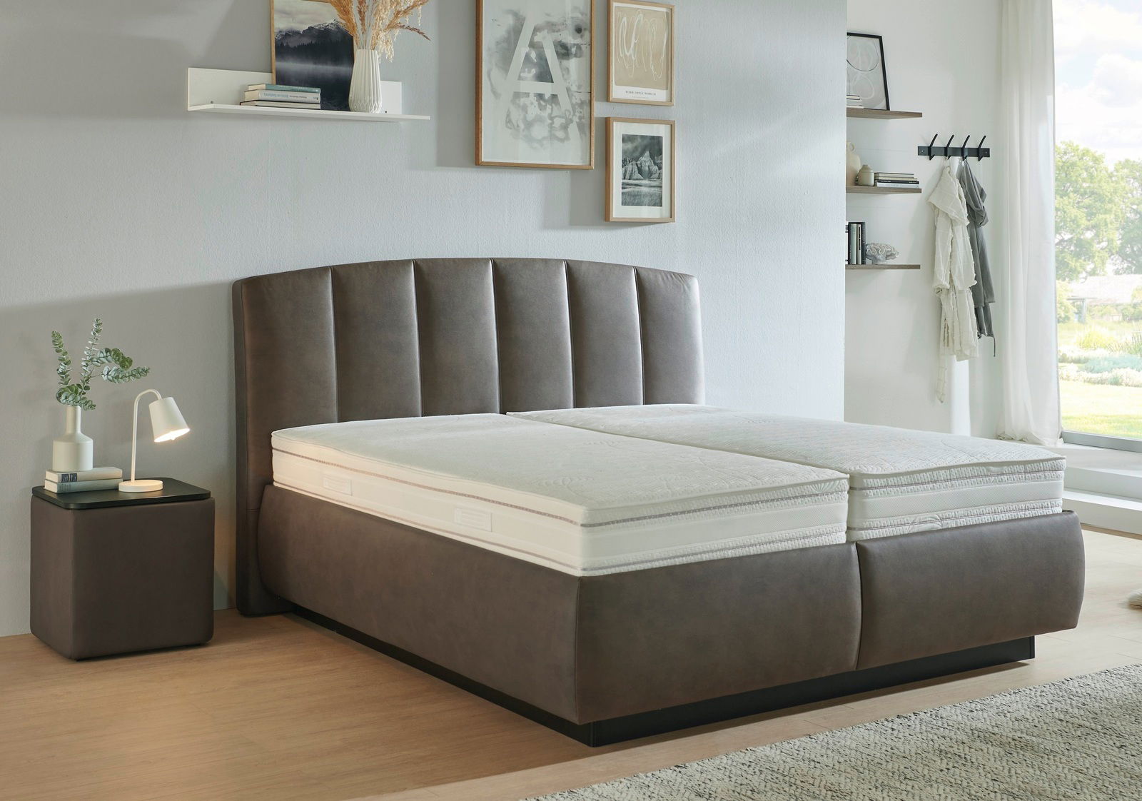 Modernes Polsterbett in einem stilvollen Schlafzimmer, seitliche Perspektive