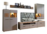 Moderne Wohnwand mit TV-Schrank, Hängeschränken und Regal in Holzoptik, frontal betrachtet.