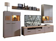 Moderne Wohnwand mit TV-Schrank, Hängeschränken und Regal in Holzoptik, frontal betrachtet.
