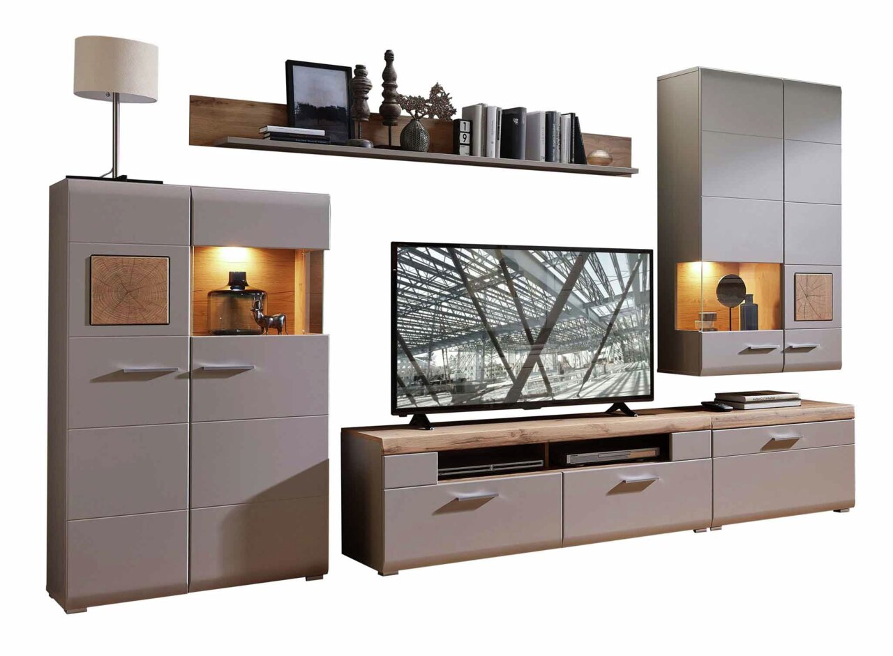 Moderne Wohnwand mit TV-Schrank, Hängeschränken und Regal in Holzoptik, frontal betrachtet.