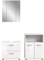 Frontale Ansicht einer modernen Badkombination mit einem dreiteiligen Spiegelschrank, einem Waschbeckenunterschrank mit zwei Schubladen und einem Hochschrank mit offenen und geschlossenen Fächern, alle in glänzendem Weiß.
