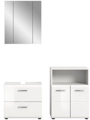 Frontale Ansicht einer modernen Badkombination mit einem dreiteiligen Spiegelschrank, einem Waschbeckenunterschrank mit zwei Schubladen und einem Hochschrank mit offenen und geschlossenen Fächern, alle in glänzendem Weiß.