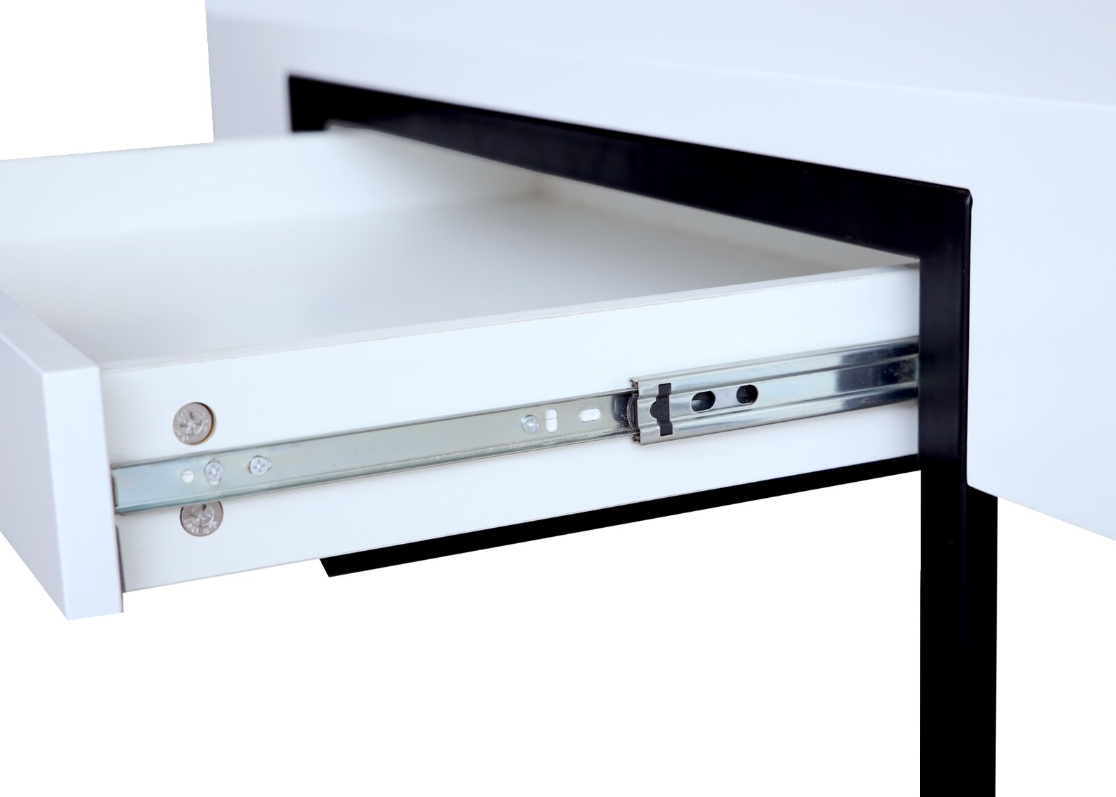 Close-up van een witte salontafel met een open lade en een zwart metalen frame, gezien vanaf de zijkant.