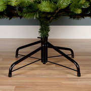 Close-up van een stevige zwarte metalen standaard voor een kunstkerstboom op een houten vloer, gezien vanaf de zijkant.