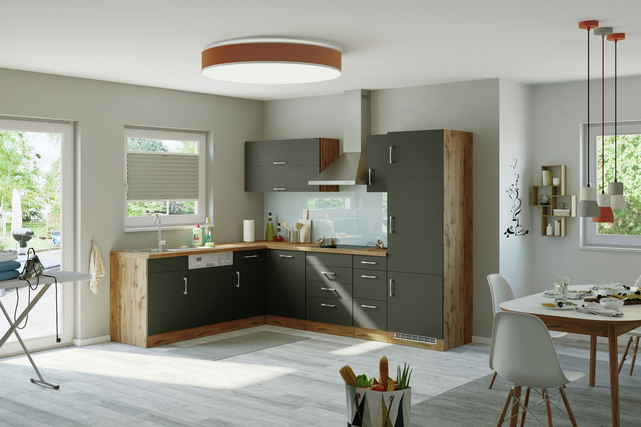 Moderne Eck-Küchenzeile in L-Form mit dunklen Fronten und Holzoptik, ausgestattet mit Spüle, Herd und Dunstabzugshaube, aus der Perspektive des Essbereichs fotografiert.