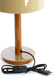 Nahaufnahme einer Tischleuchte mit braunem Standfuß und cremefarbenem Schirm, inklusive schwarzem Kabel mit Schalter.