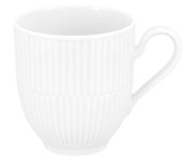 Weißer Becher mit Henkel, geriffelte Oberfläche, seitliche Perspektive
