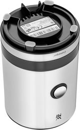 Ansicht von oben auf einen silbernen Küchenminis Smoothie-to-go Mixer mit schwarzem Deckel und Knopf.