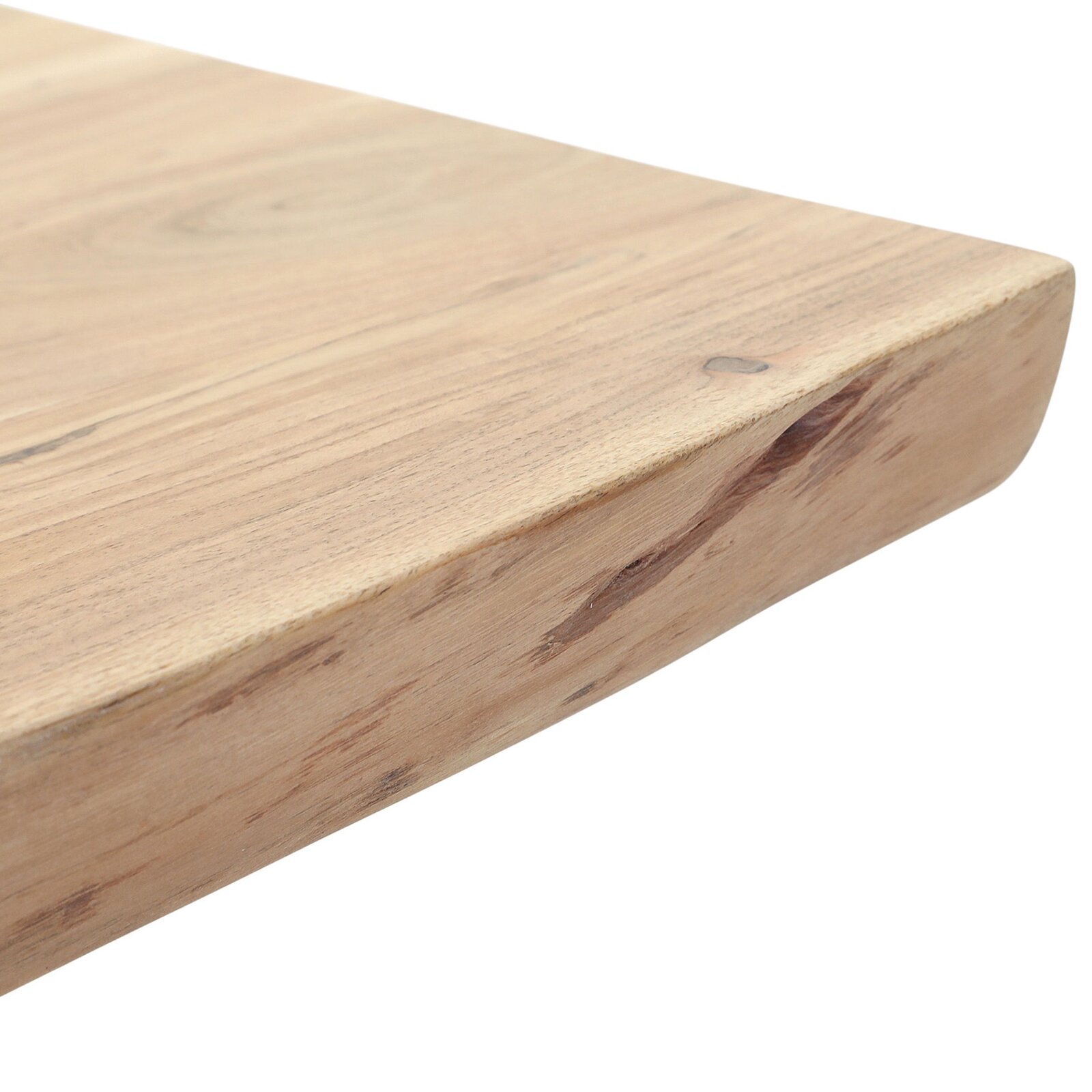 Detailansicht einer massiven, naturbelassenen Holzplatte mit lebendiger Maserung und sanft abgerundeter Kante, schräg von oben fotografiert