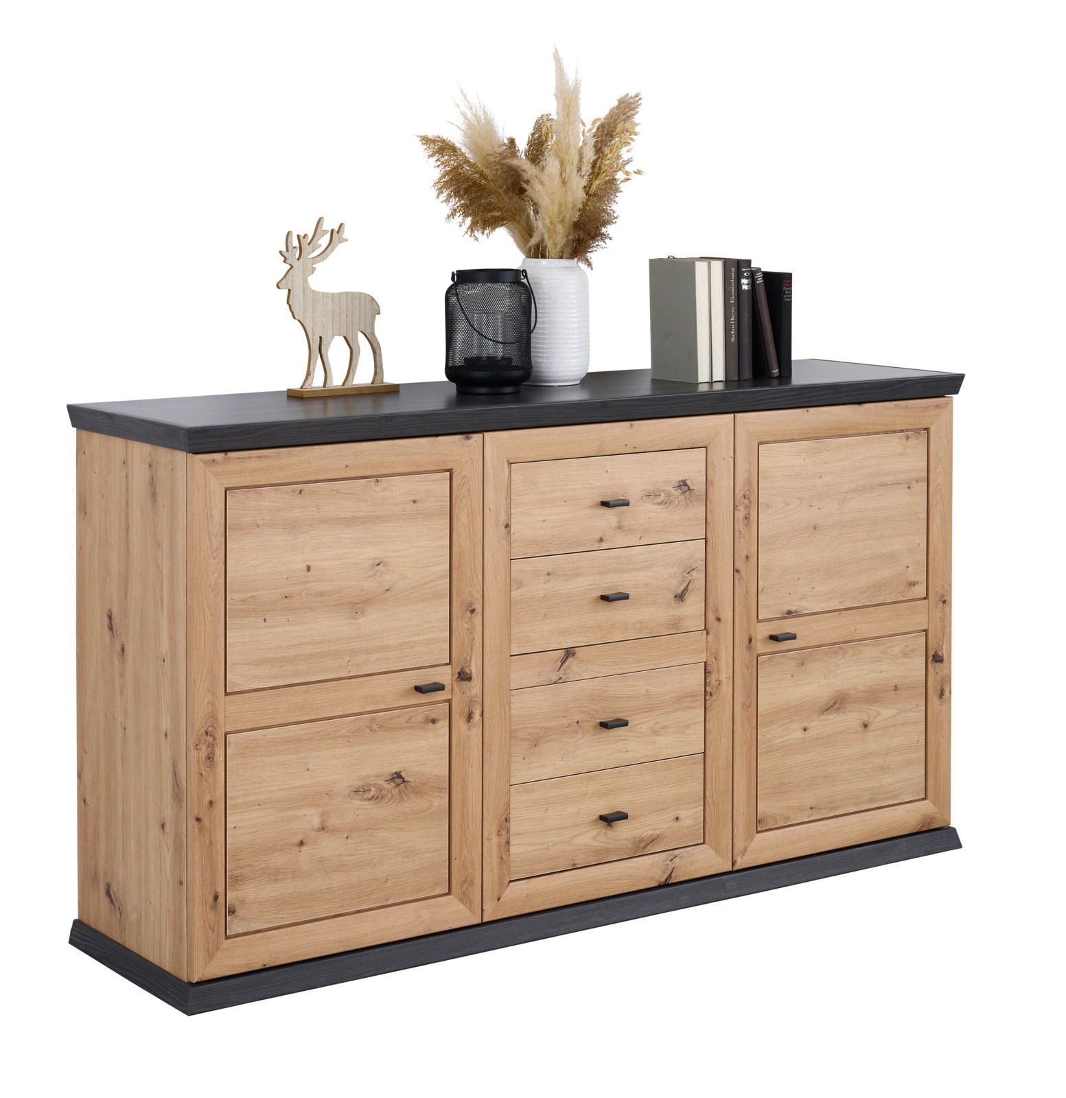 Holz-Sideboard mit drei Schubladen und zwei Türen, dekoriert mit einer Vase, Büchern und einer Hirschfigur, seitliche Perspektive