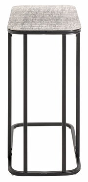 Moderner Beistelltisch mit gemusterter Tischplatte und schwarzem Metallgestell, Frontalansicht.