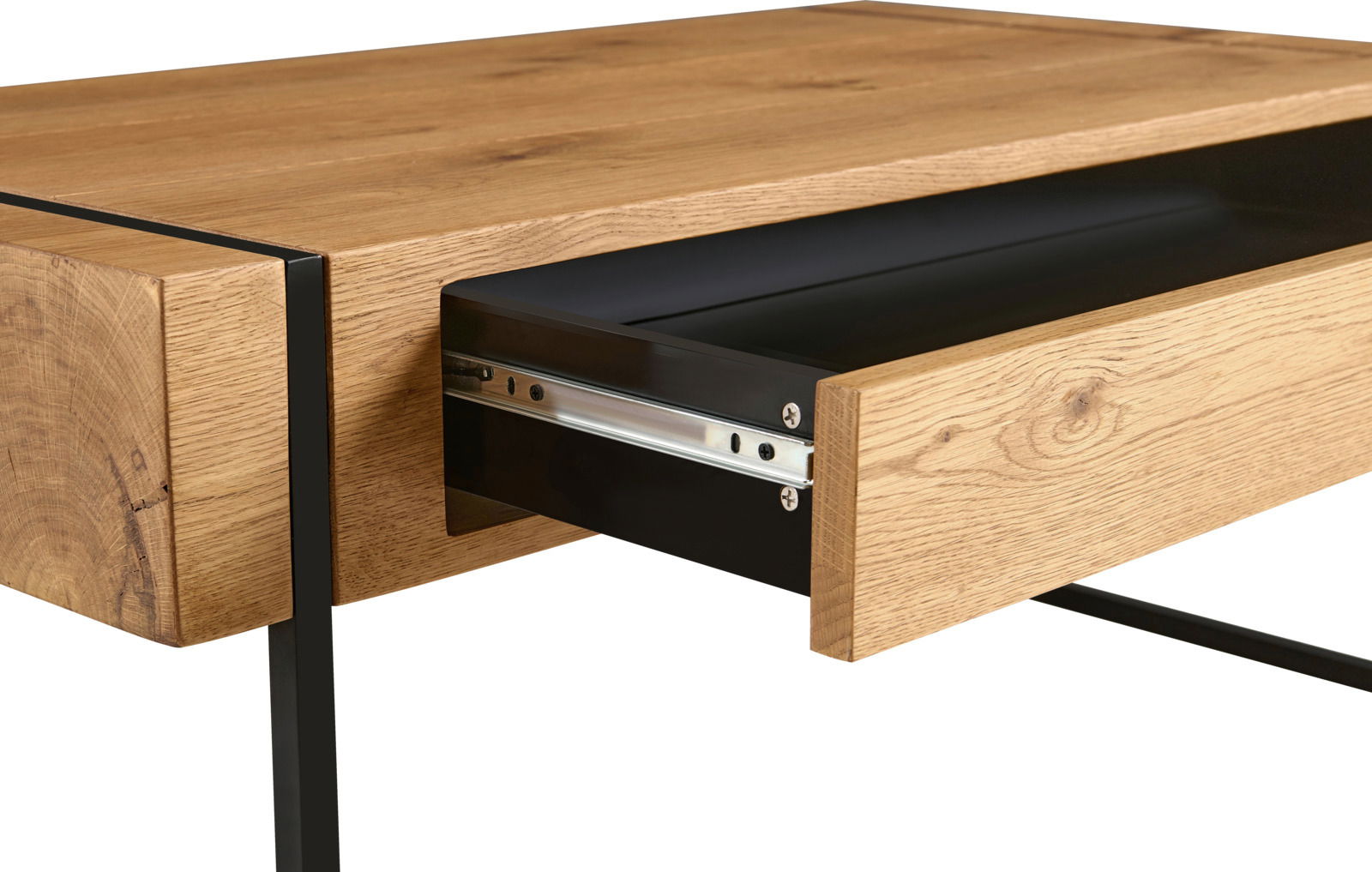 Nahaufnahme eines Couchtisches aus Holz mit einer geöffneten Schublade, seitliche Perspektive