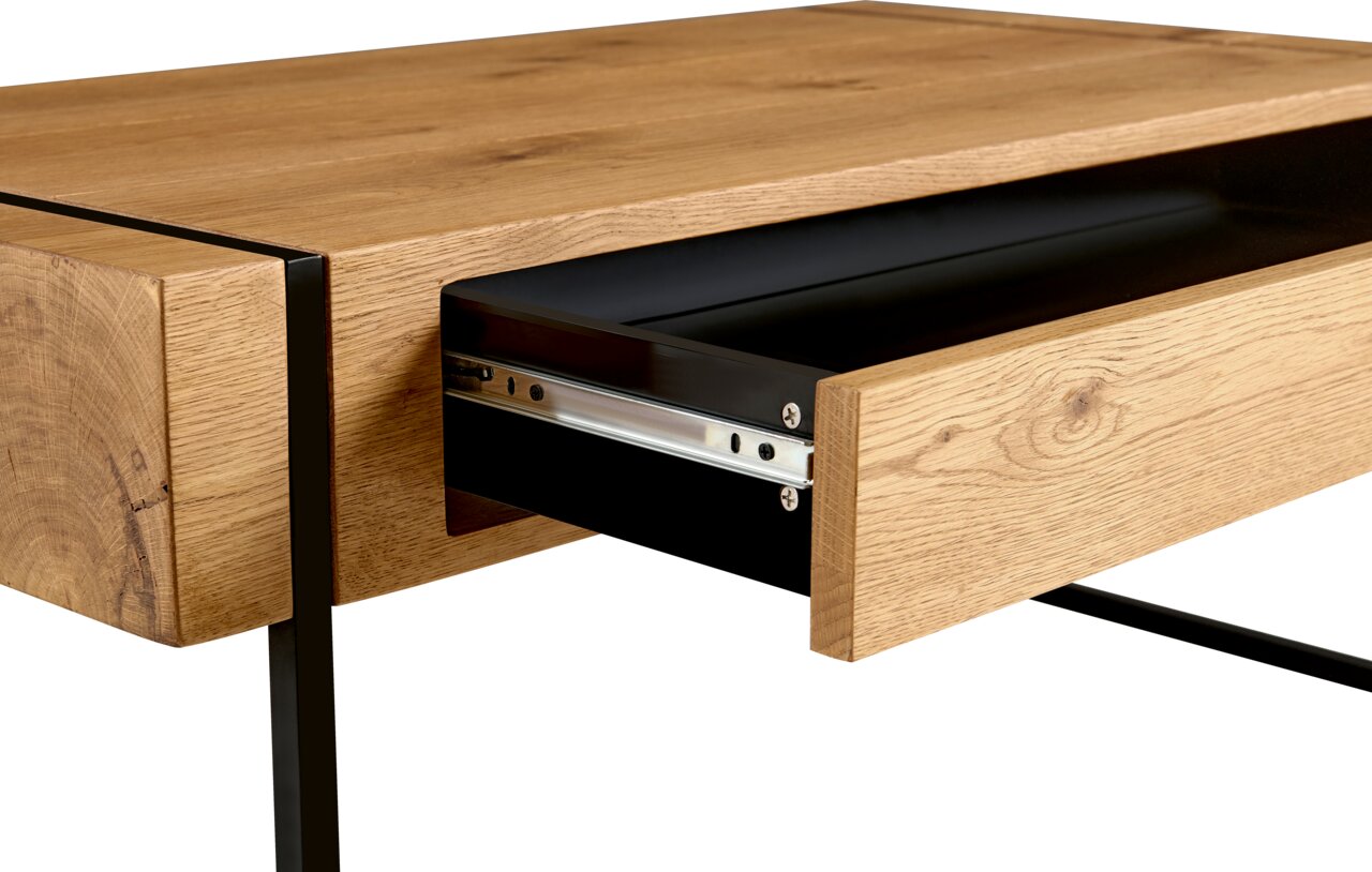 Nahaufnahme eines Couchtisches aus Holz mit einer geöffneten Schublade, seitliche Perspektive