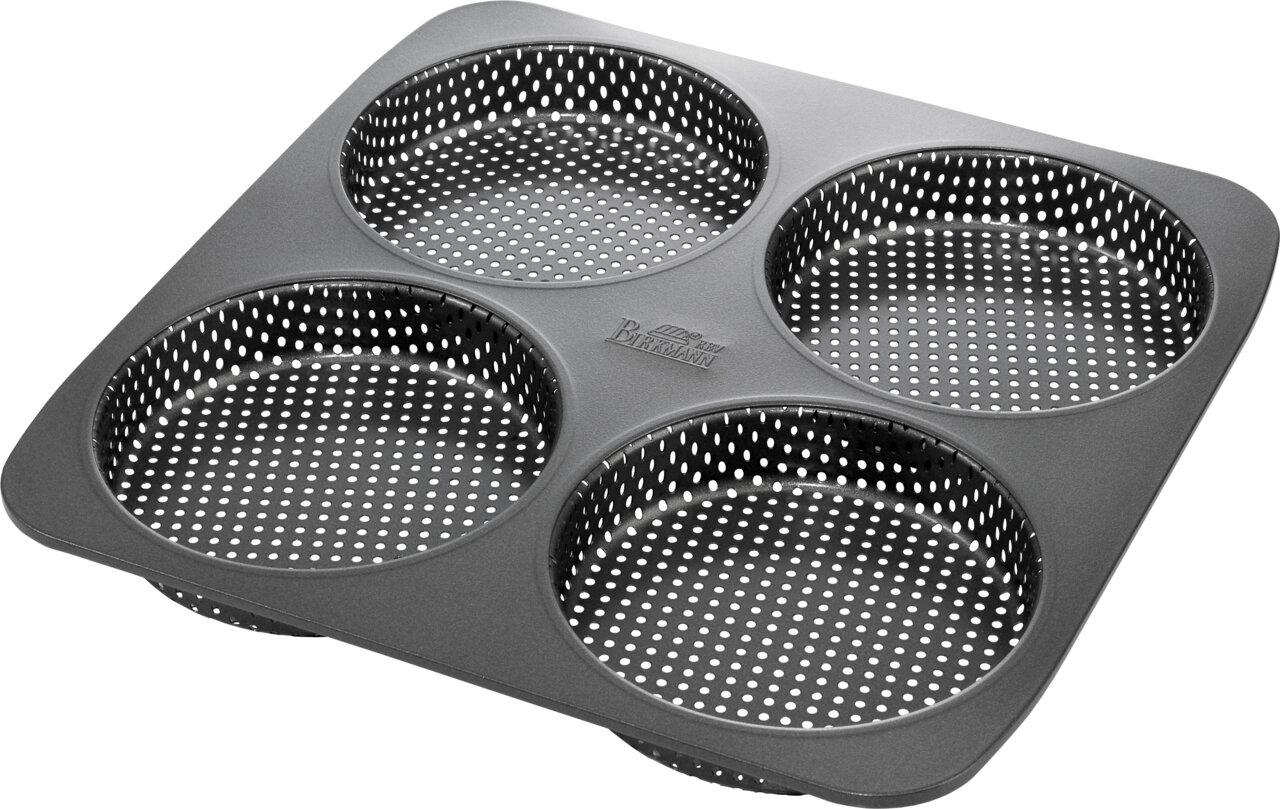 Birkmann Burger-Brötchenblech Burger Brötchen-Blech mit vier runden Formen, perforiert für gleichmäßiges Backen, aus schräger Perspektive fotografiert.