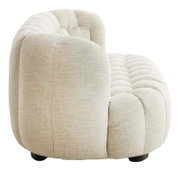 Beige Couch in seitlicher Perspektive mit gepolstertem Design und abgerundeten Formen