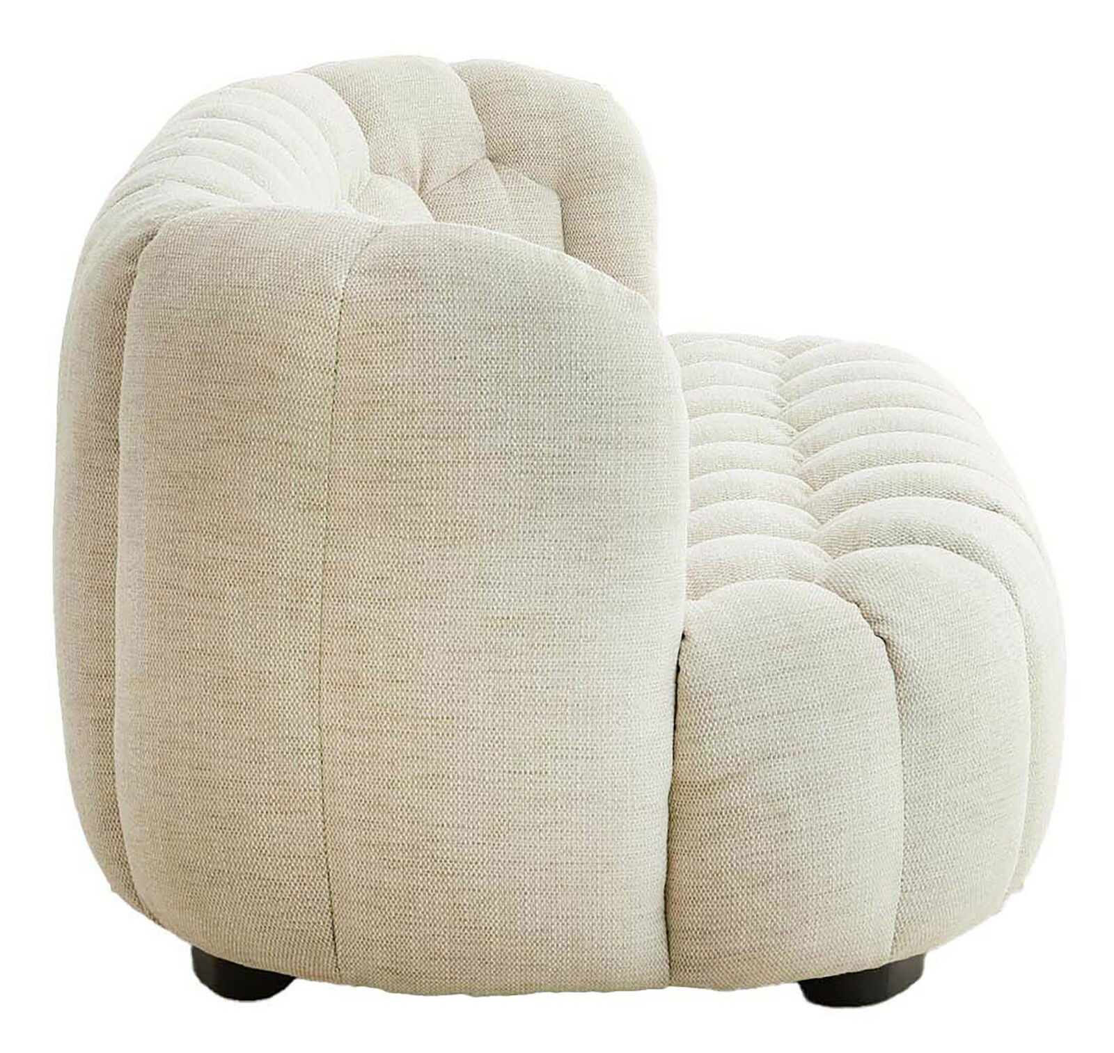 Beige Couch in seitlicher Perspektive mit gepolstertem Design und abgerundeten Formen