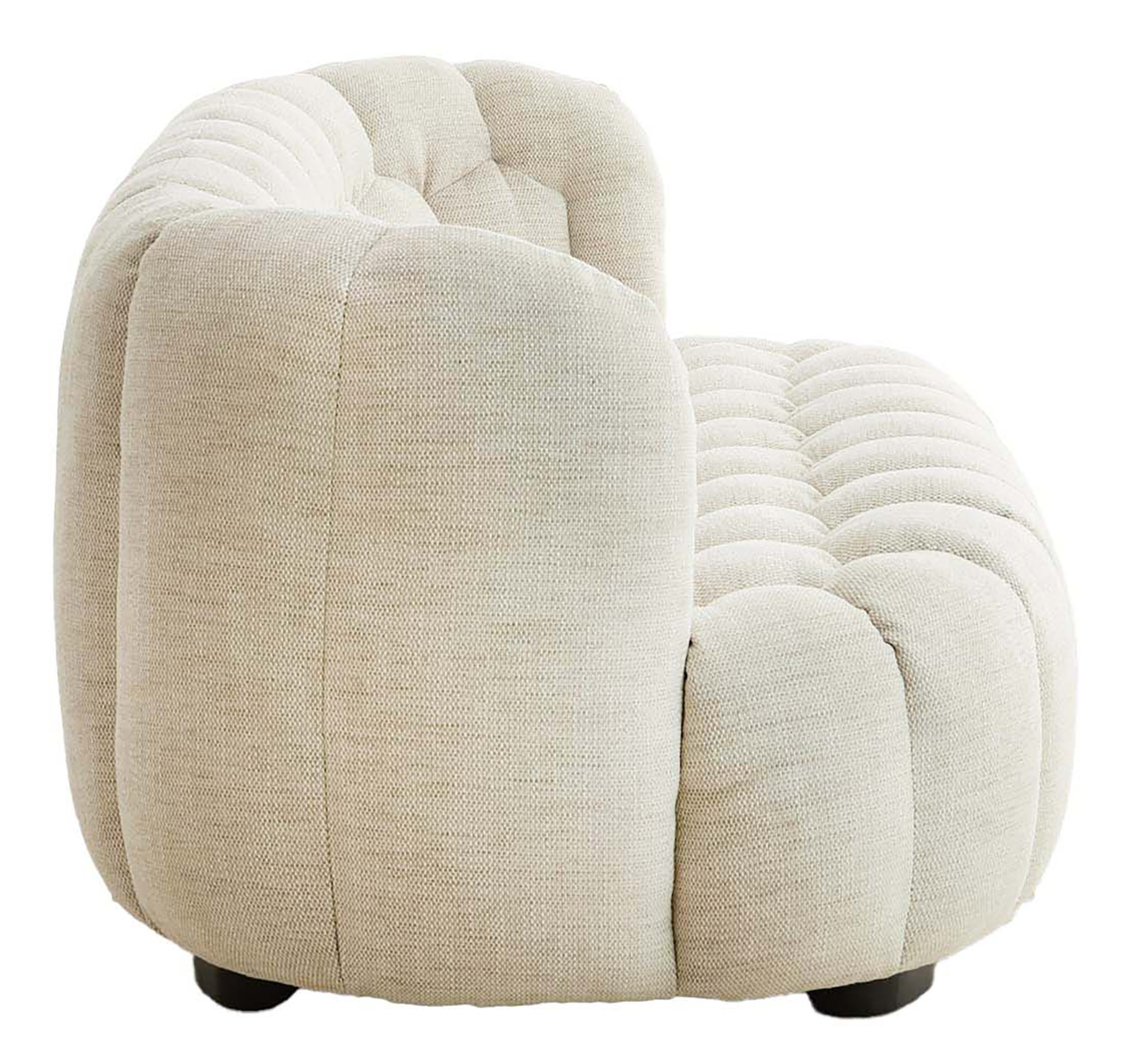 Beige Couch in seitlicher Perspektive mit gepolstertem Design und abgerundeten Formen