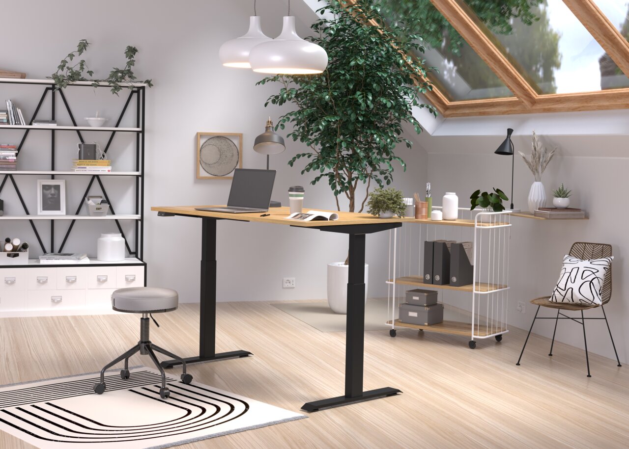 E-Serie E-bureau E-SYSTEM Modern, in hoogte verstelbaar elektrisch bureau in een stijlvolle, lichte ruimte met planten en planken, zijaanzicht.