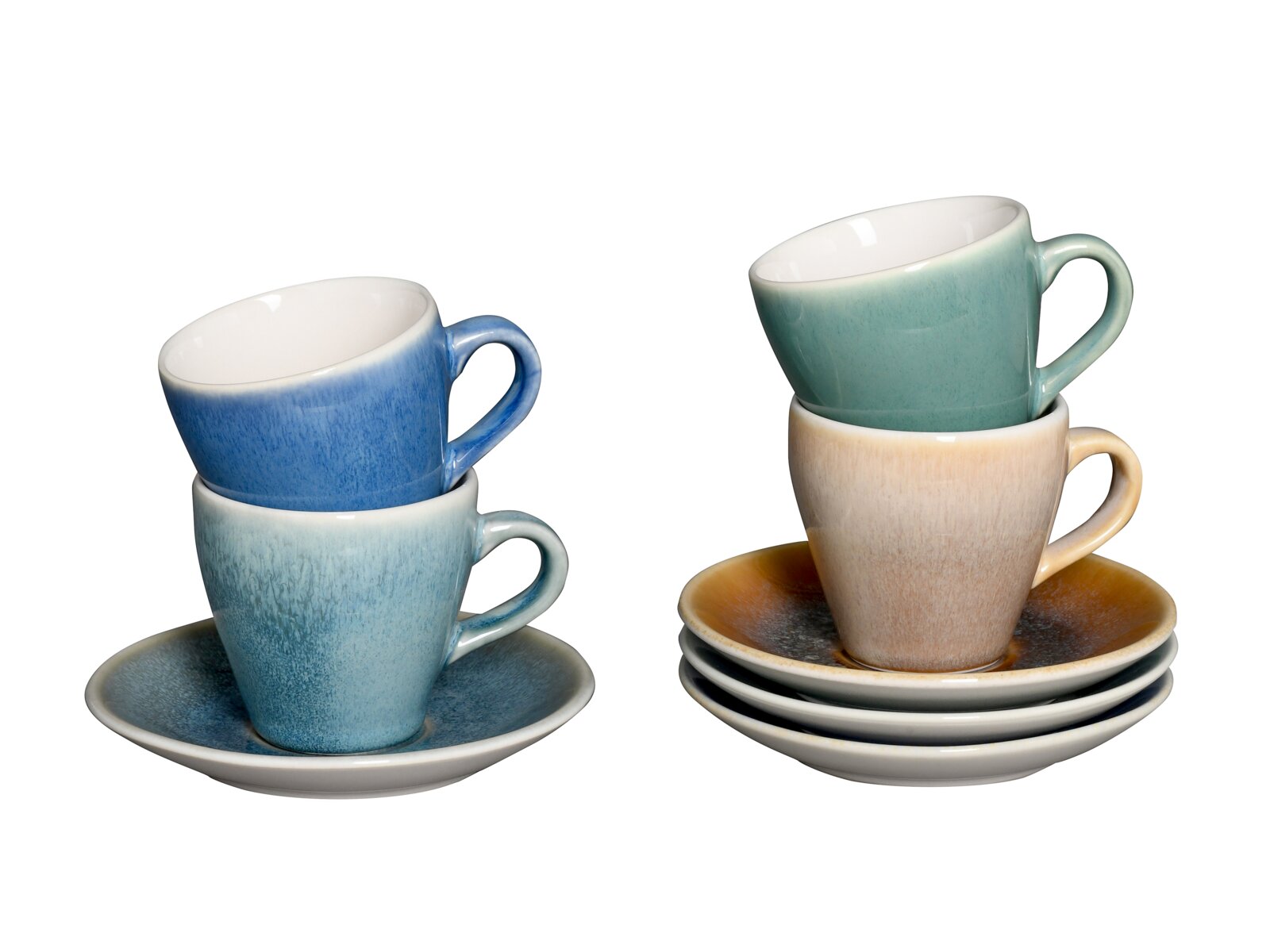 Zwei gestapelte Keramik-Kaffeetassen mit Untertassen in Blau- und Grüntönen sowie beige/braun glasierten Untertassen, freigestellt auf weißem Hintergrund, perspektivisch in leicht schräger Frontansicht von oben