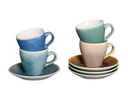 Zwei gestapelte Keramik-Kaffeetassen mit Untertassen in Blau- und Grüntönen sowie beige/braun glasierten Untertassen, freigestellt auf weißem Hintergrund, perspektivisch in leicht schräger Frontansicht von oben