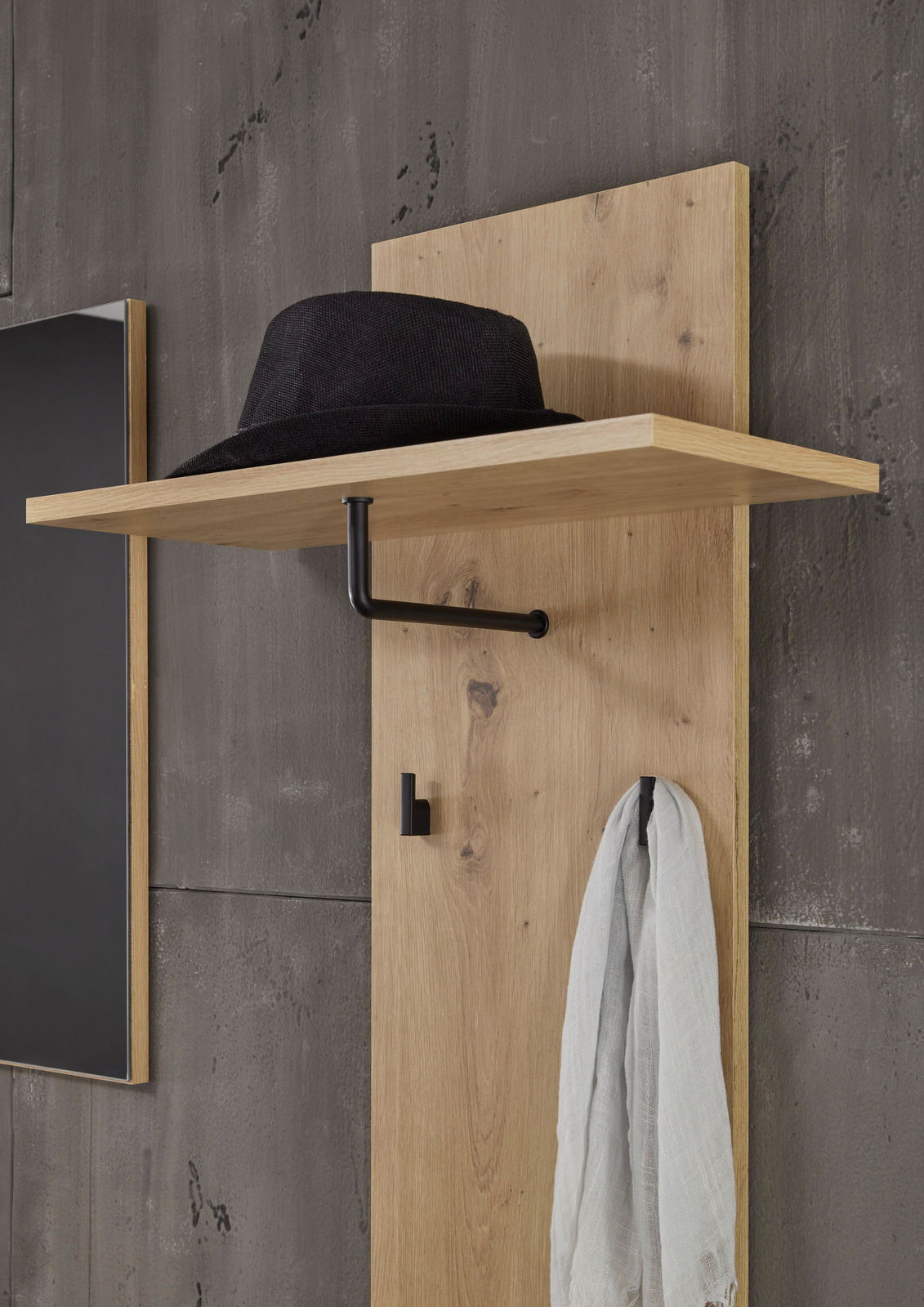 Garderoben-Set mit Holzpaneel, schwarzem Haken und Ablage, seitliche Perspektive