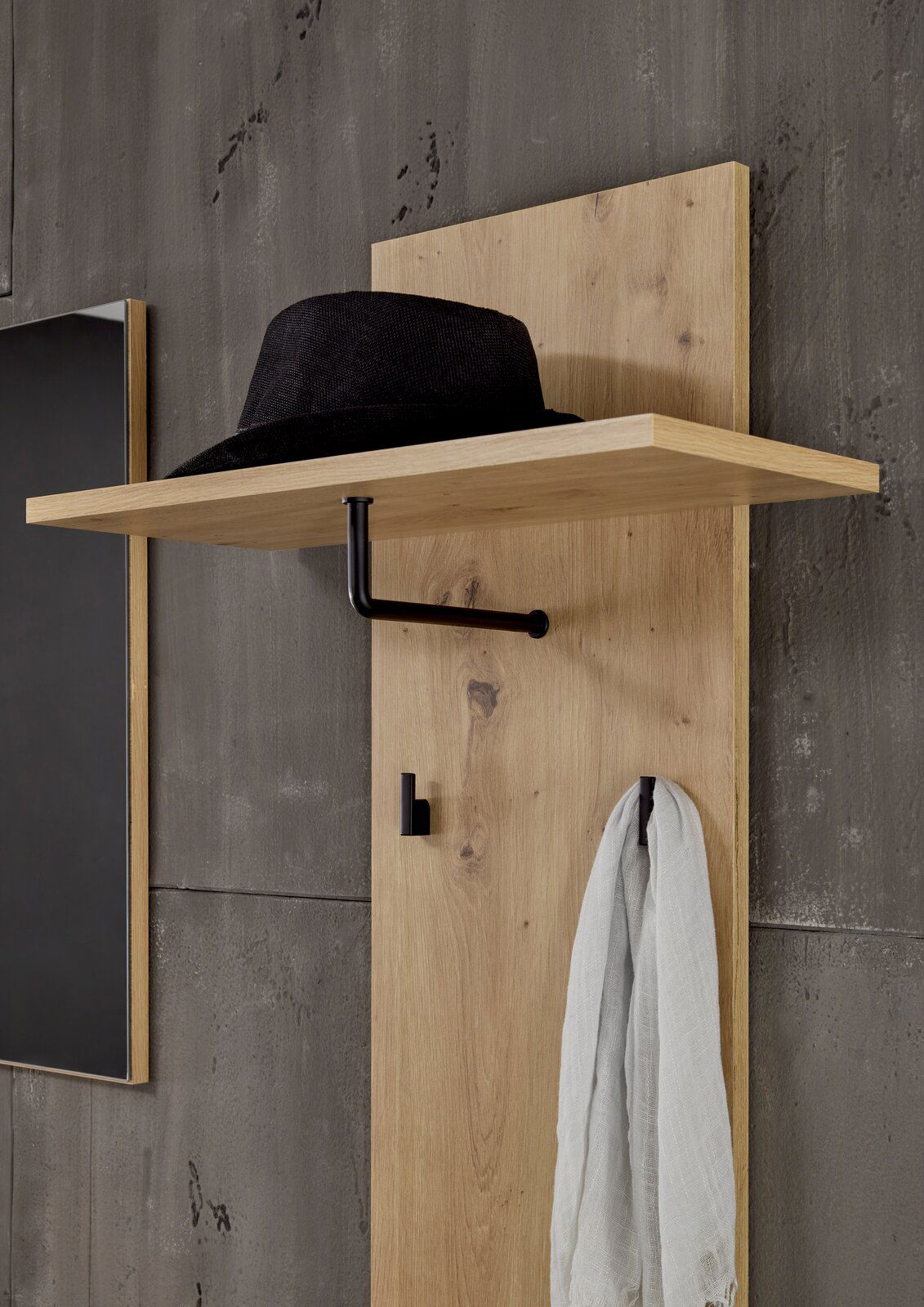 Garderoben-Set mit Holzpaneel, schwarzem Haken und Ablage, seitliche Perspektive