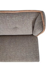 Detailaufnahme eines grauen Stoffsofas mit Armlehne und hellbrauner Paspelierung, Perspektive seitlich von oben