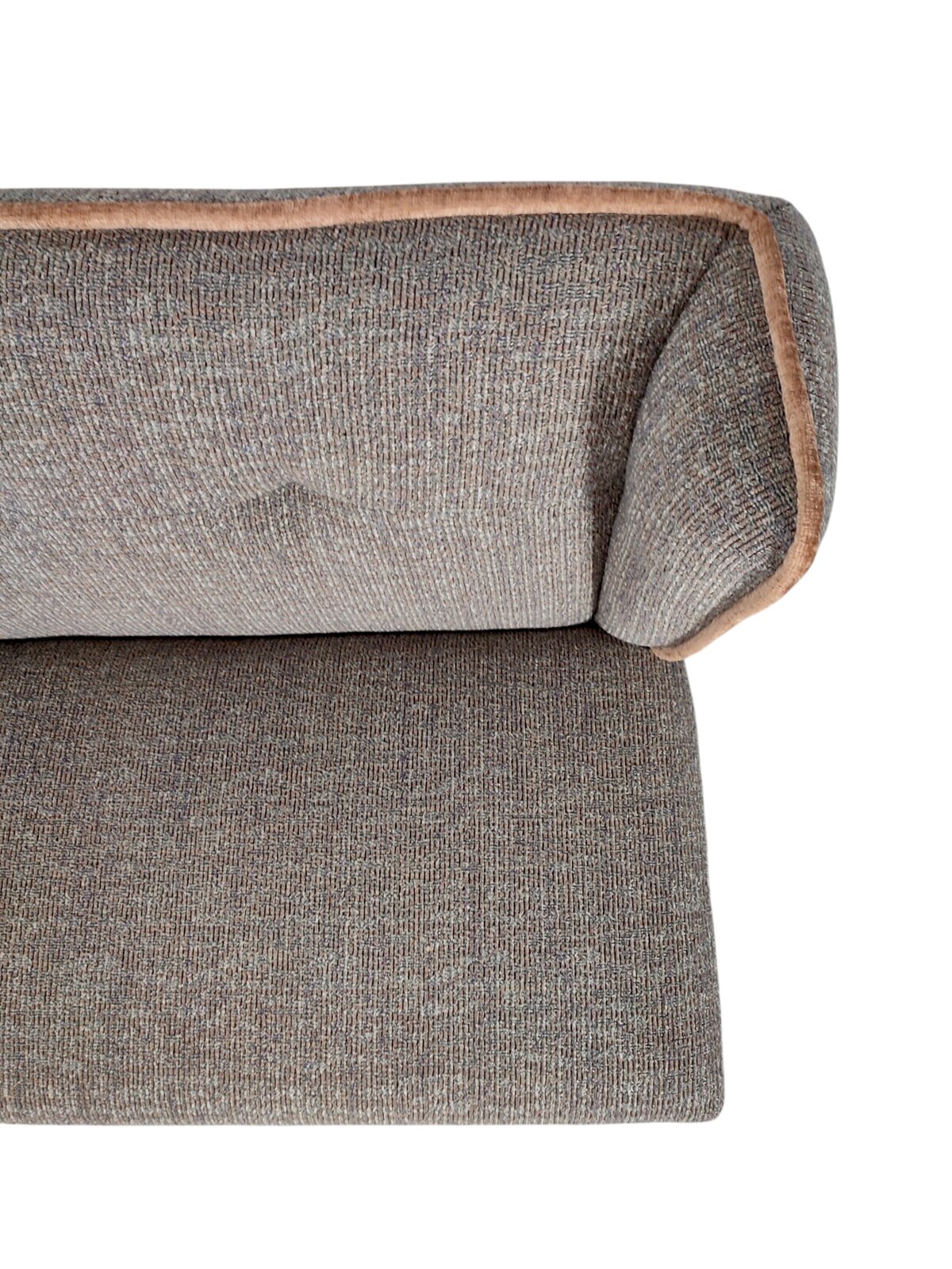 Detailaufnahme eines grauen Stoffsofas mit Armlehne und hellbrauner Paspelierung, Perspektive seitlich von oben