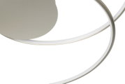 Detailansicht einer modernen LED-Deckenleuchte mit geschwungenen, metallischen Elementen und einer eleganten, minimalistischen Form.