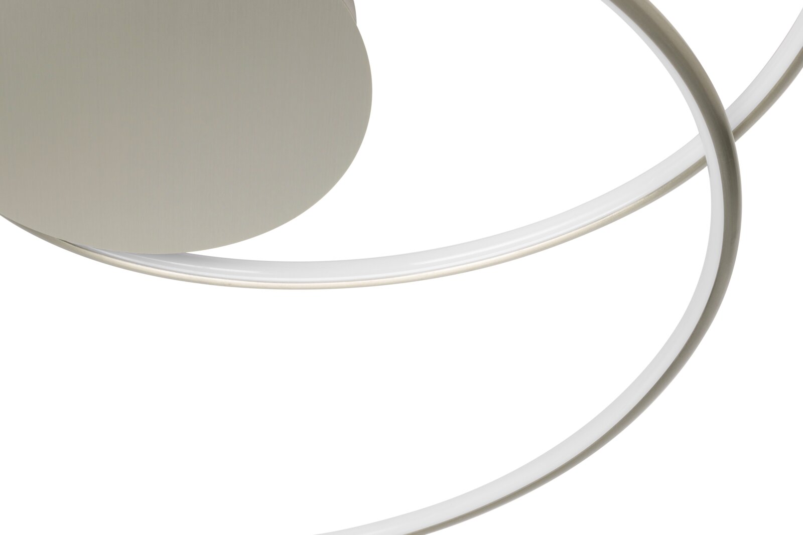 Detailansicht einer modernen LED-Deckenleuchte mit geschwungenen, metallischen Elementen und einer eleganten, minimalistischen Form.