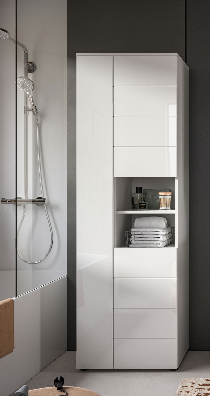 Moderner weißer Hochschrank im Badezimmer, frontal fotografiert, mit offenen Regalen und Schubladen.