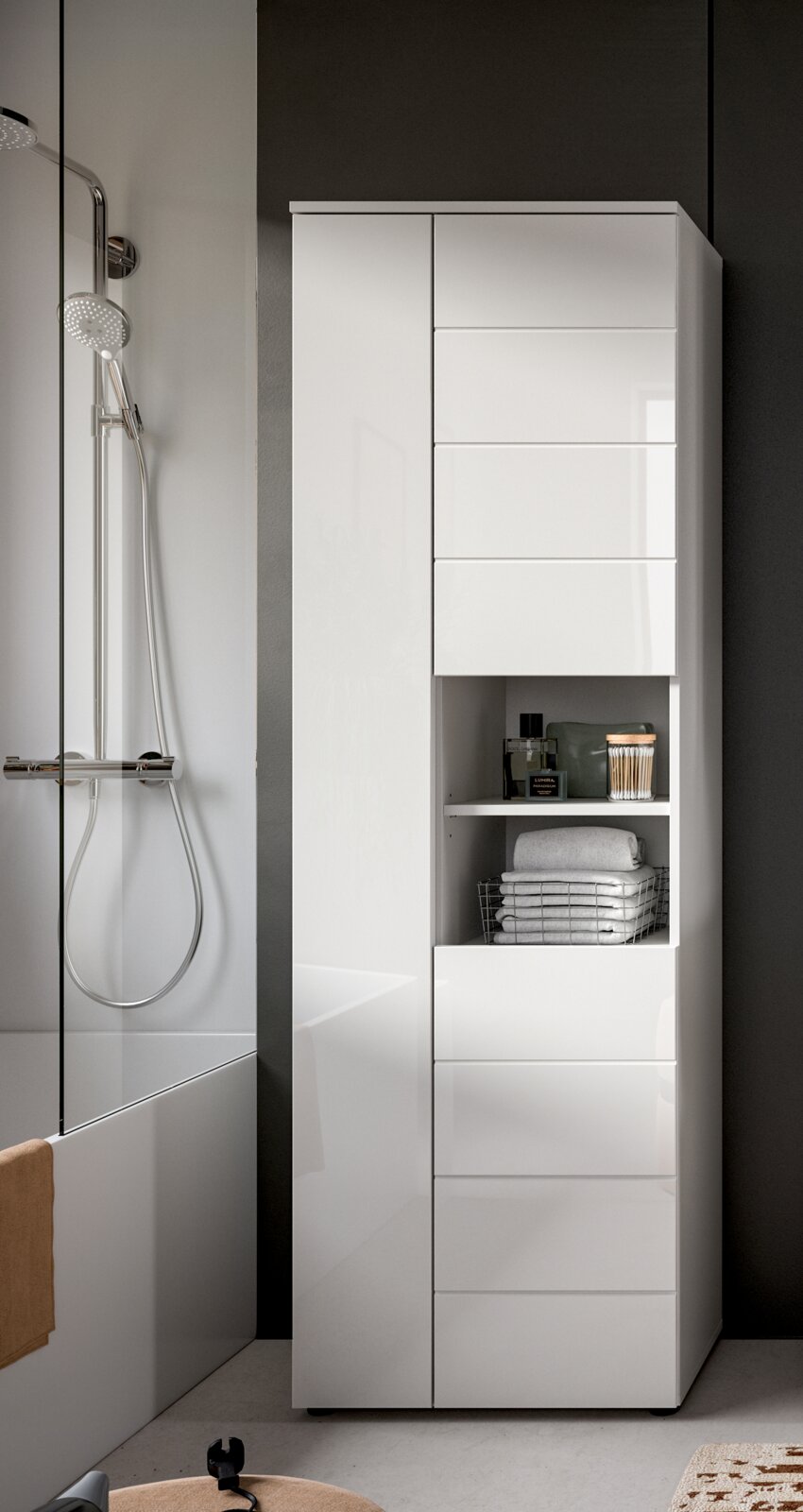 Moderner weißer Hochschrank im Badezimmer, frontal fotografiert, mit offenen Regalen und Schubladen.