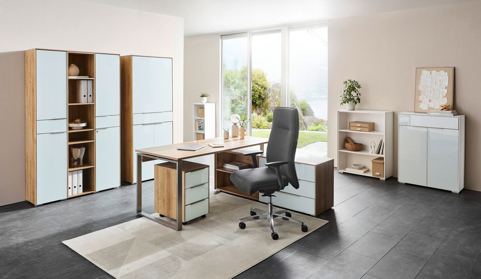 Moderner XL-Drehstuhl in einem stilvollen Büro, seitliche Perspektive