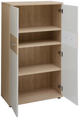 Offener Aktenschrank aus Holz mit zwei weißen Türen, drei Regalböden und einer Frontansicht.