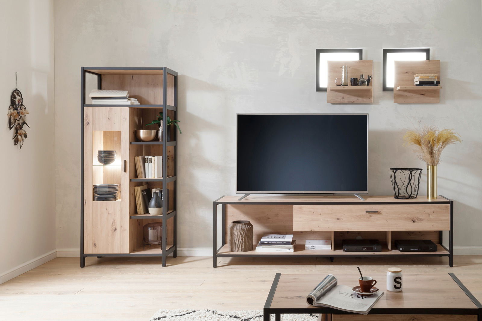 Moderne Wohnzimmermöbel in Holzoptik mit schwarzem Metallrahmen, bestehend aus einer Vitrine und einem TV-Lowboard, frontal betrachtet.